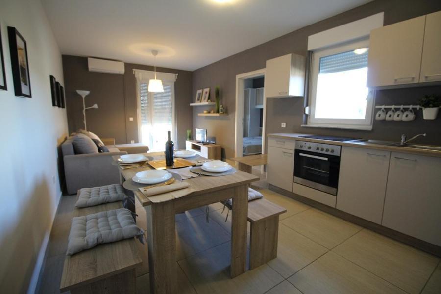 Apartments "Sun-Mauro" - Suitable For Groups Of People Novalja Exterior foto