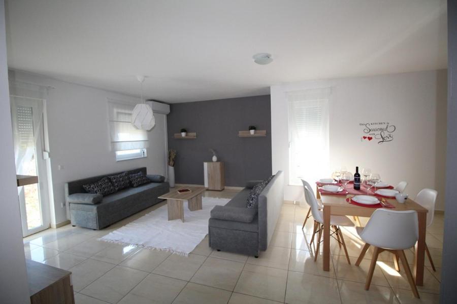 Apartments "Sun-Mauro" - Suitable For Groups Of People Novalja Exterior foto