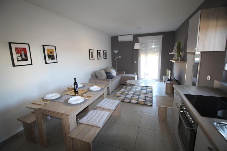 Apartments "Sun-Mauro" - Suitable For Groups Of People Novalja Exterior foto