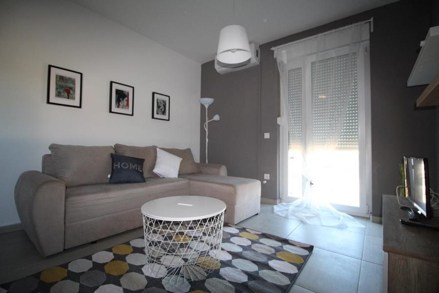 Apartments "Sun-Mauro" - Suitable For Groups Of People Novalja Exterior foto