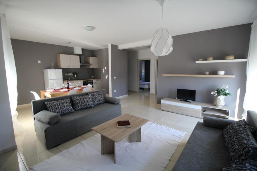 Apartments "Sun-Mauro" - Suitable For Groups Of People Novalja Exterior foto