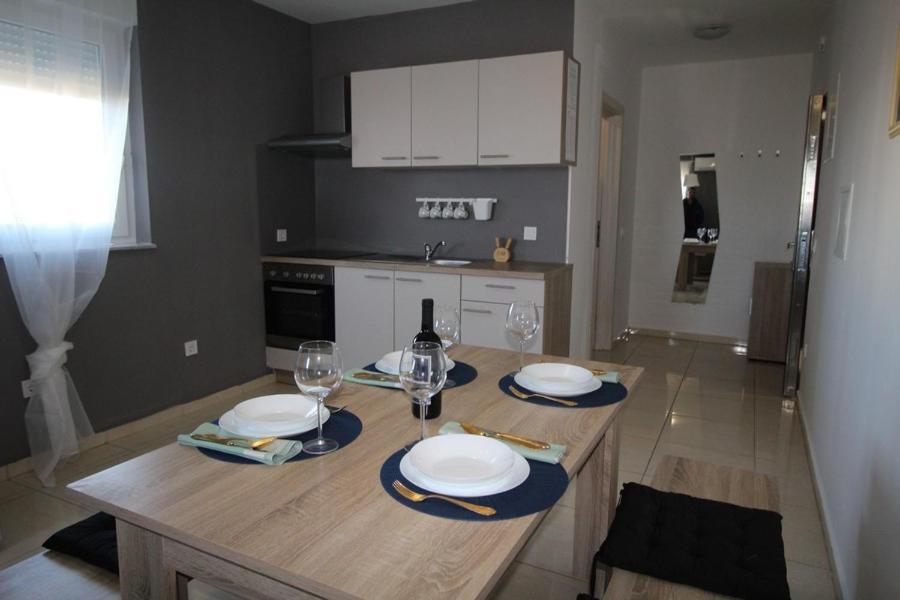 Apartments "Sun-Mauro" - Suitable For Groups Of People Novalja Exterior foto