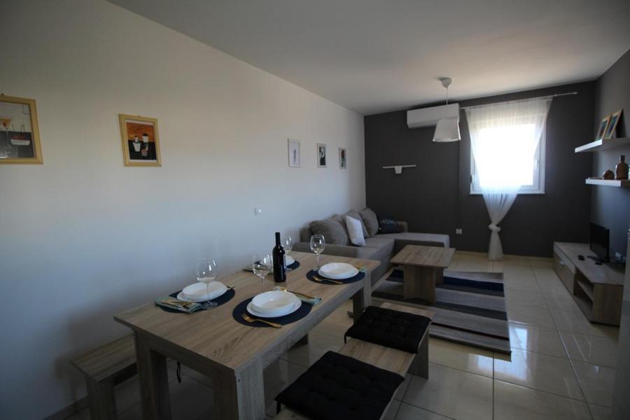 Apartments "Sun-Mauro" - Suitable For Groups Of People Novalja Exterior foto