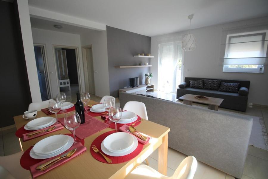Apartments "Sun-Mauro" - Suitable For Groups Of People Novalja Exterior foto