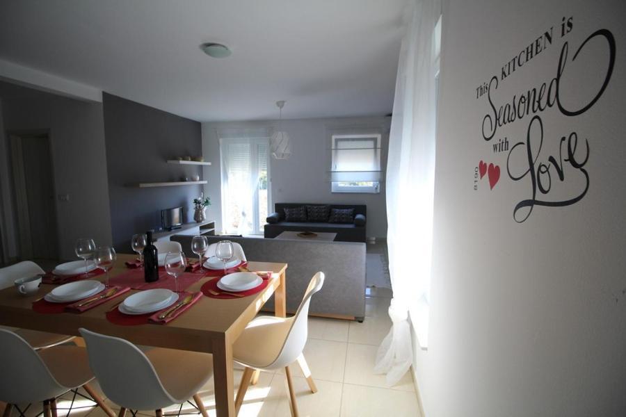 Apartments "Sun-Mauro" - Suitable For Groups Of People Novalja Exterior foto