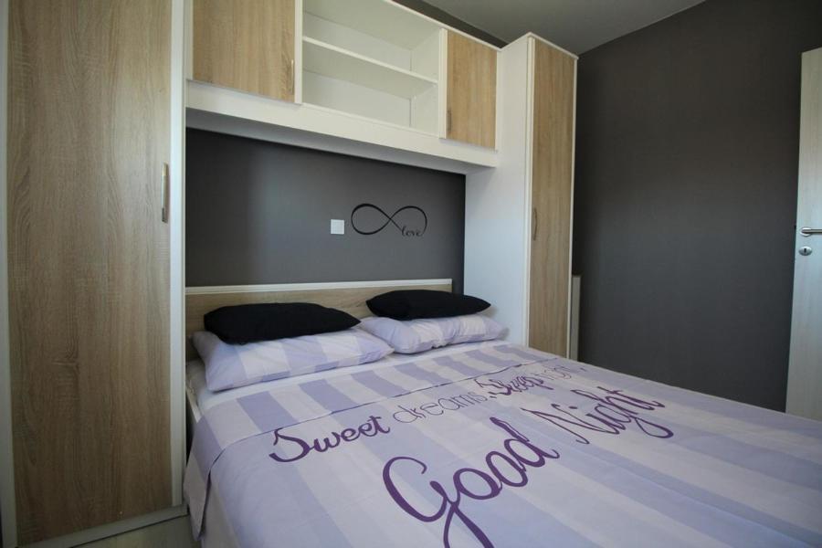 Apartments "Sun-Mauro" - Suitable For Groups Of People Novalja Exterior foto
