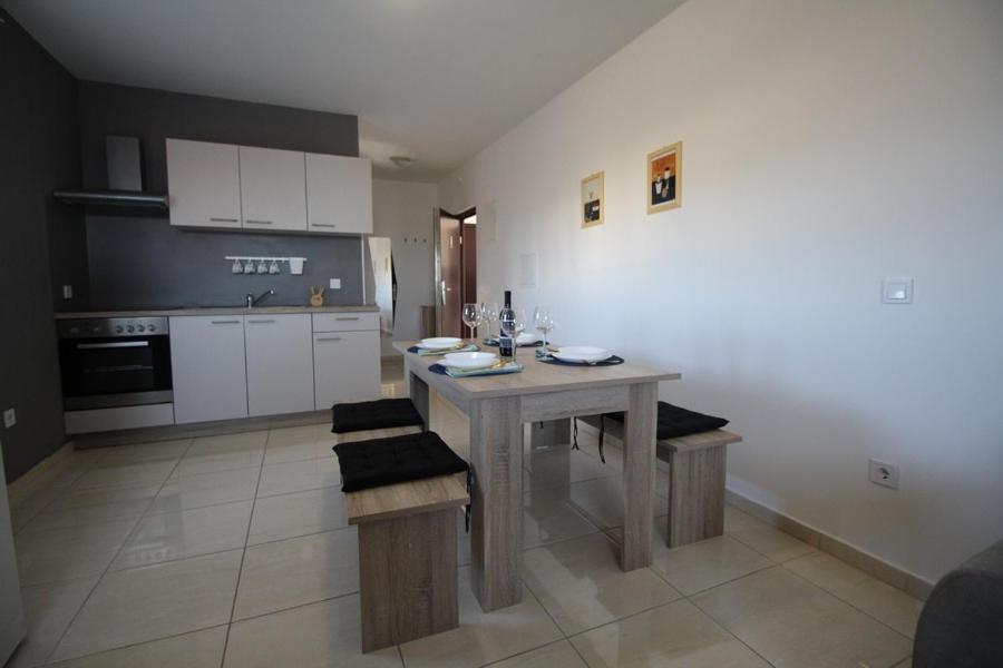 Apartments "Sun-Mauro" - Suitable For Groups Of People Novalja Exterior foto