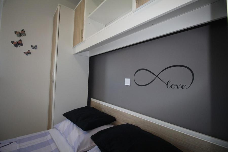 Apartments "Sun-Mauro" - Suitable For Groups Of People Novalja Exterior foto