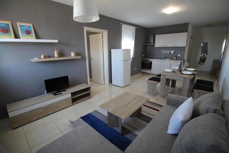Apartments "Sun-Mauro" - Suitable For Groups Of People Novalja Exterior foto