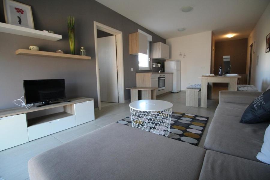 Apartments "Sun-Mauro" - Suitable For Groups Of People Novalja Exterior foto