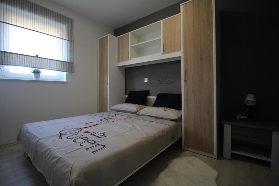 Apartments "Sun-Mauro" - Suitable For Groups Of People Novalja Exterior foto