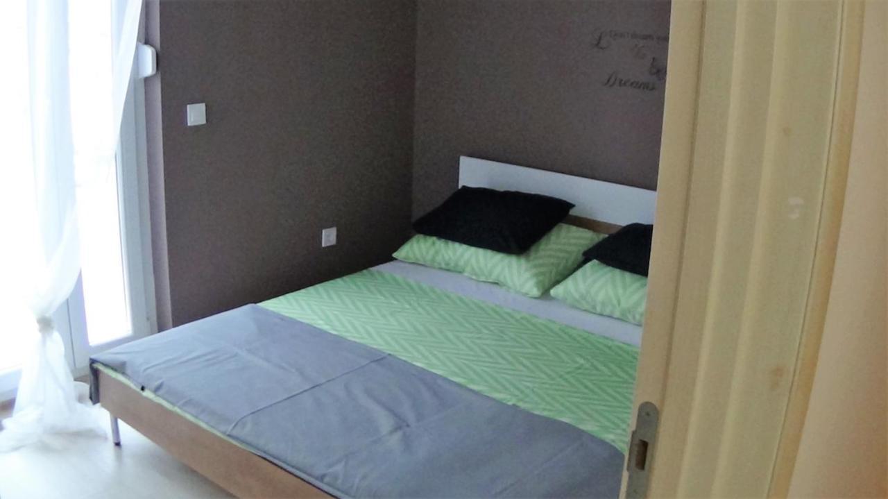Apartments "Sun-Mauro" - Suitable For Groups Of People Novalja Exterior foto
