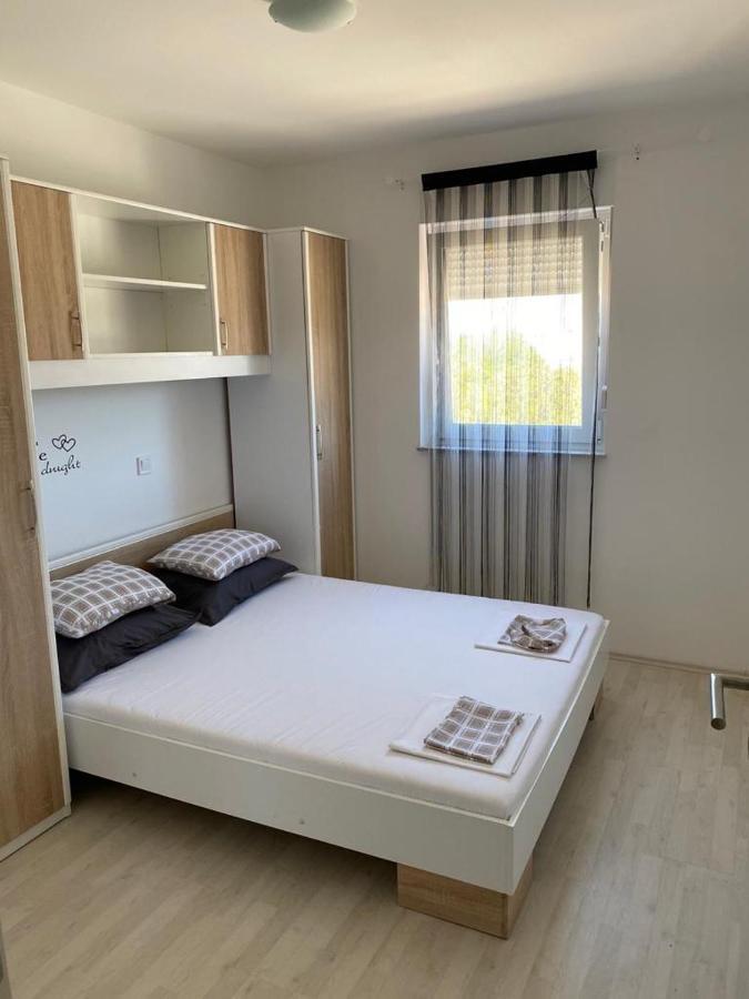 Apartments "Sun-Mauro" - Suitable For Groups Of People Novalja Exterior foto