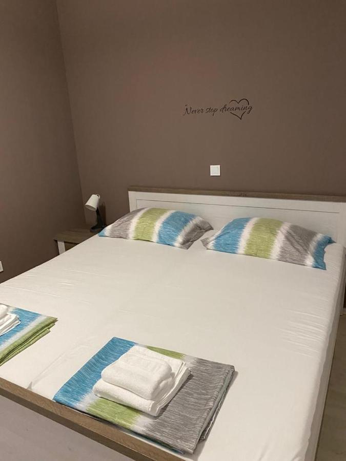 Apartments "Sun-Mauro" - Suitable For Groups Of People Novalja Exterior foto