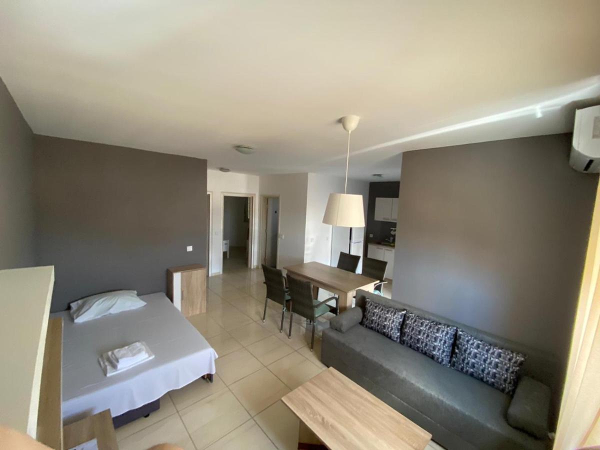 Apartments "Sun-Mauro" - Suitable For Groups Of People Novalja Exterior foto